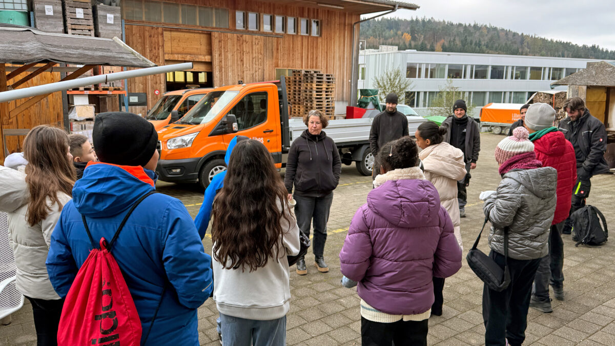 Die Kinder hören am Zukunftstag gebannt der Leiterin der Läbesknospe zu.