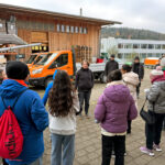 Die Kinder hören am Zukunftstag gebannt der Leiterin der Läbesknospe zu.