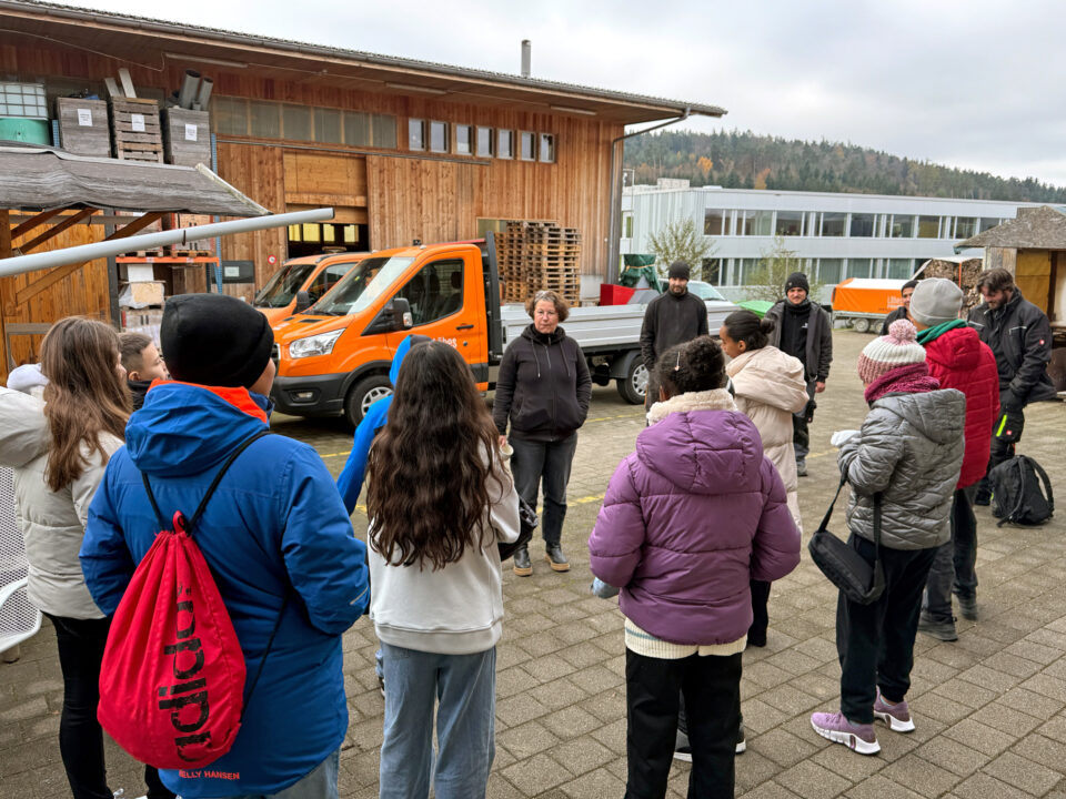 Die Kinder hören am Zukunftstag gebannt der Leiterin der Läbesknospe zu.